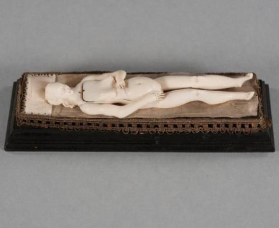 One of the ivory manikins reclining on its 'bed' with all its organs placed inside. Source: RSNA