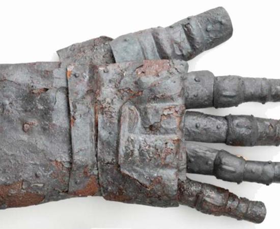 The full, well-preserved gauntlet on the right, and part gauntlet on the left.	Source: Construction Department/ Zurich Canton