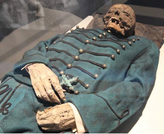 This photo shows the mummy of Michael Orlovits in the Mummies of the World exhibition. Dry air preserved the decease people’s bodies and clothing.