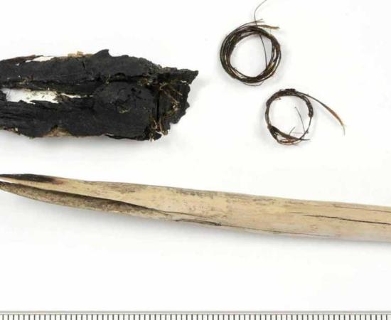 The mussel shell arrowheads have been found together with shafts and lashings. The scale in the lower edge of the image is millimeters.	Source: Cultural History Museum