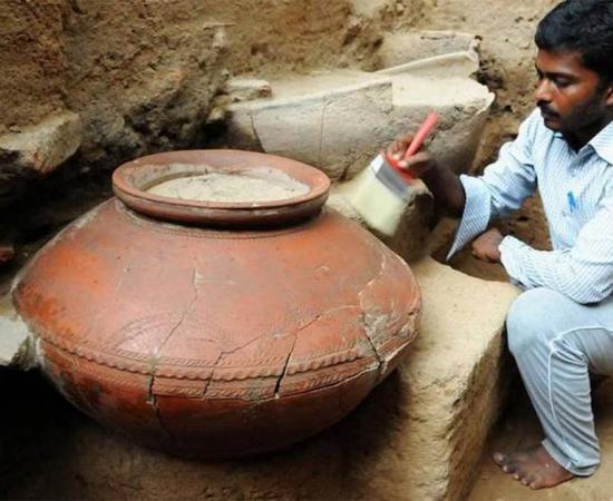 A large pot found at Keeladi. (Keeladi Tamil Civilization)