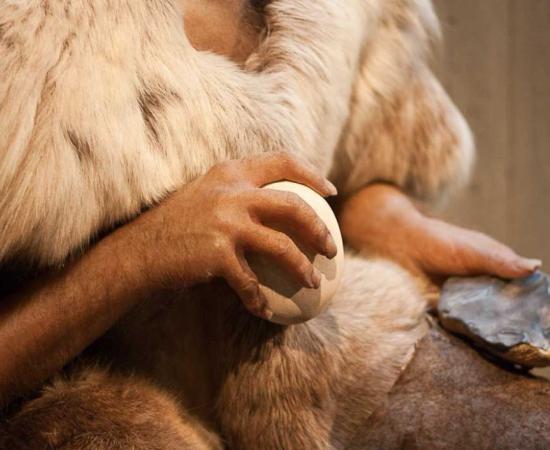 Neanderthal making stone tools and weapons. Source: Farruska / CC BY-SA 2.0.