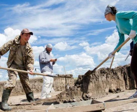 SUSU students researching a necropolis Kamenny Ambar-5