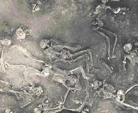 Painting of the many skeletons found at Mohenjo Daro (Pakistan), an exceptional ancient metropolis reduced to ruins for reasons unknown. 