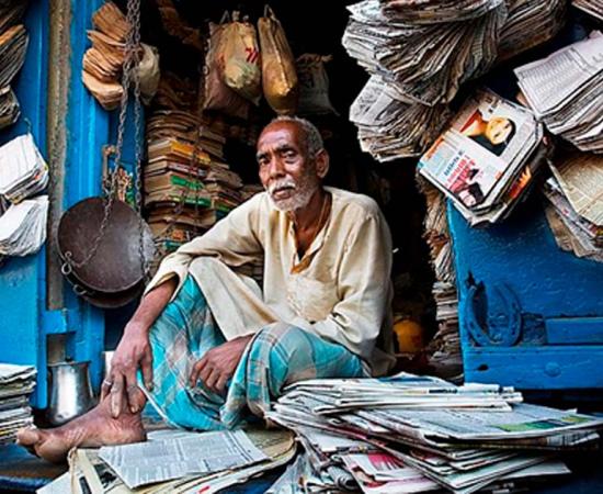 Paper bag maker in India. (© Jorge Royan / http://www.royan.com.ar / CC BY-SA 3.0)