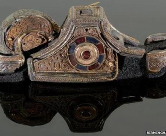 A conservator reconstructed the pommel of a sword of a person with high status. 