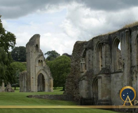 Glastonbury Abbey, legend or King Arthur  (BMDstudio / Adobe Stock)