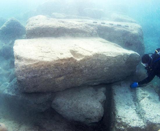 A scientist investigates the outer part of the entrance canal. 