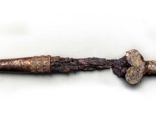 Gold-plated akinak, Scythian dagger/short sword, with a leaf-ribbed grip, a cross-guard and a scabbard for the blade tip. Source: Mamai Gora / Facebook.