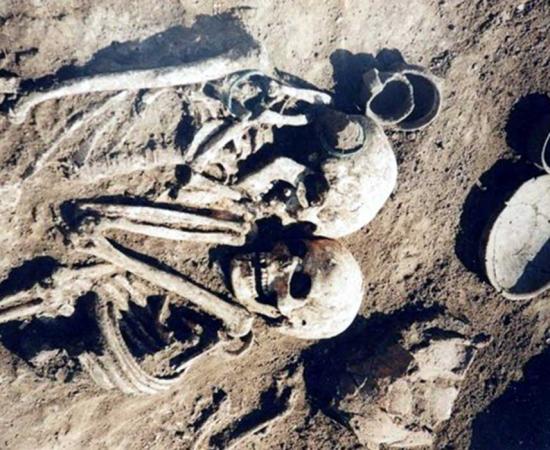 The bodies of the embracing skeletons were discovered on the edge of the western Ukrainian city of Ternopil.