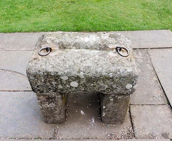 This is a replica of the stone, also known as the Stone of Destiny, upon which the kings of Scotland were crowned on Moot Hill. In 1296 it was captured by Edward I as spoils of war and taken to Westminster Abbey.  Source: (CrlNvl/CC BY SA 4.0)