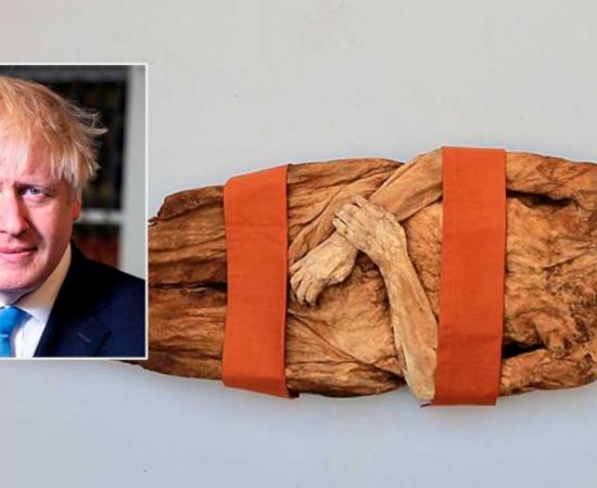 The mummy of Anna Catharina Bischoff (CC). Inset: Boris Johnson (Open Government License)