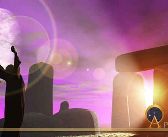 Druid greets the dawn at Stonehenge (heywoody  / adobe stock)