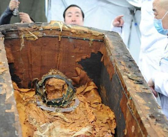 Tomb Raiders - Coffin in Mongolia