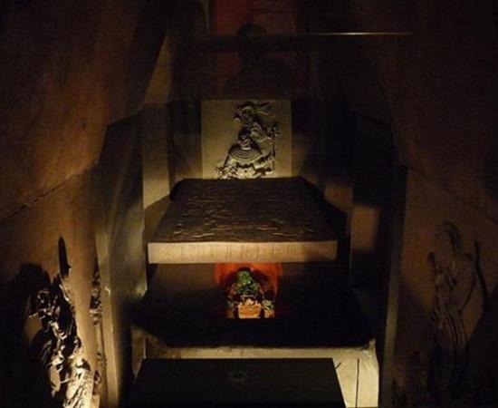 A reconstruction of Pakal's tomb in the Museo Nacional de Antropología