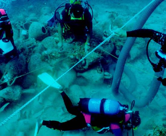 Underwater archaeologists during a dive at the Alonnisos shipwreck in 2002. Source: Elpida Hadjidaki / CC BY-SA 4.0