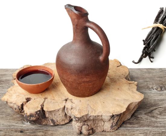 Ancient wine and amphorae. Source:  Luka / Adobe Stock. Inset: Vanilla bean. Source: Shawn Hempel / Adobe Stock