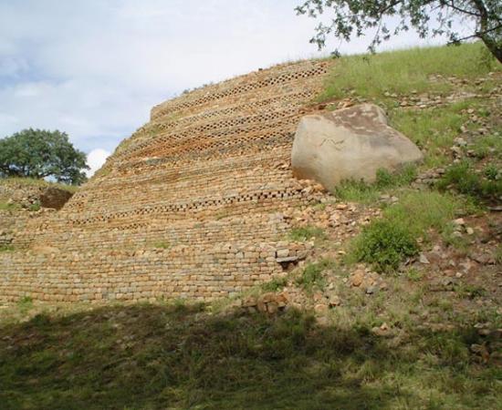The walls of Khami, Zimbabwe (Wikimedia Commons)