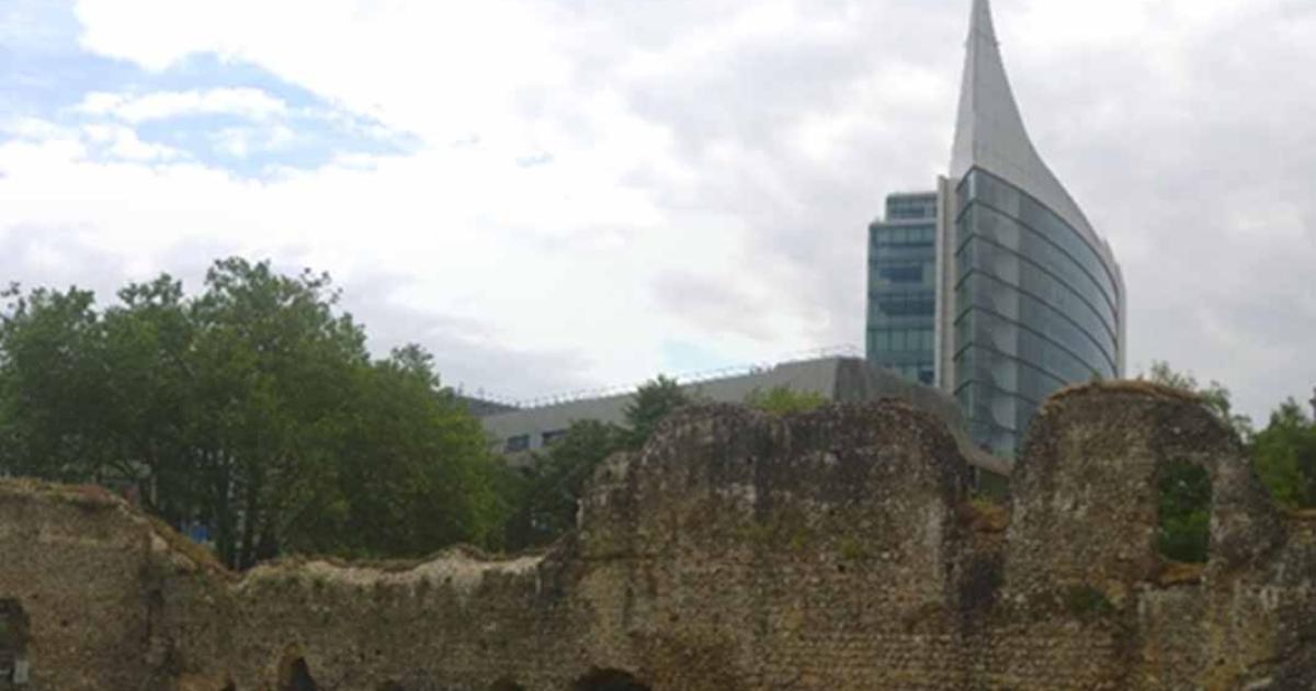 The ruins of Reading Abbey and Forbury Park in 2020. (Marie / Adobe Stock)