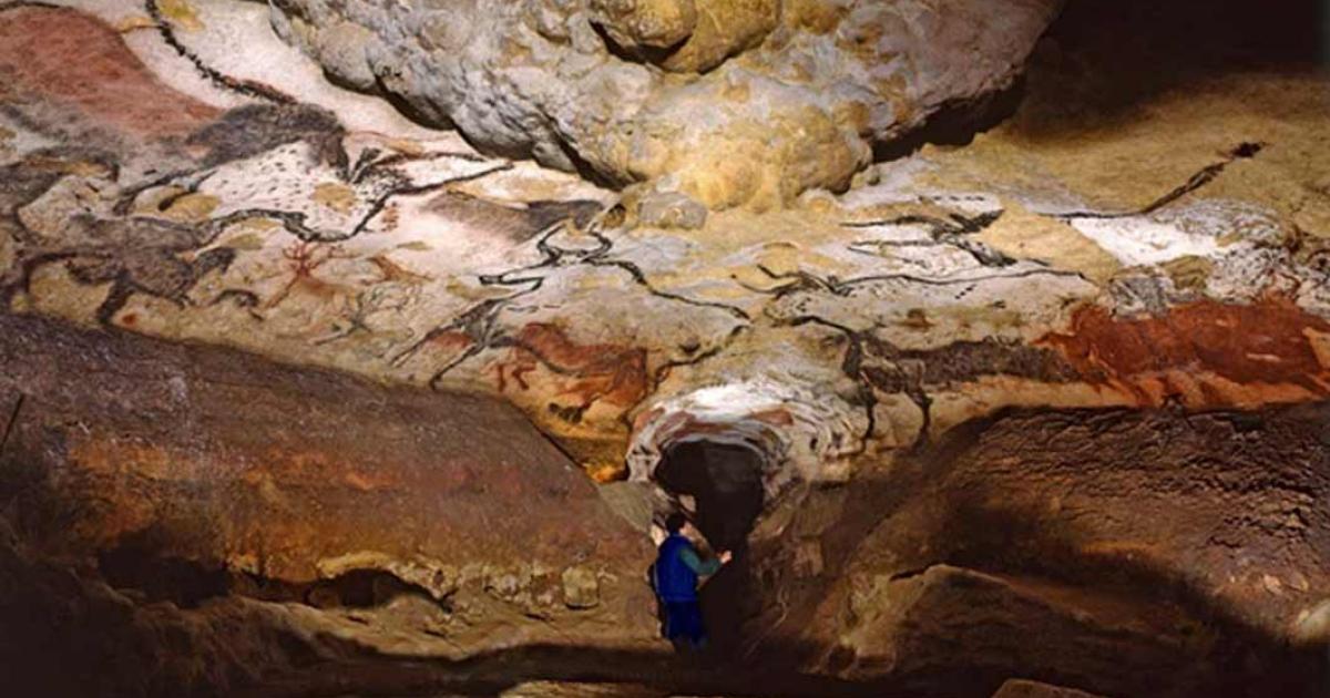 Great Hall of the Bulls, 15,000–13,000 BC, Paleolithic rock painting, Lascaux, France 