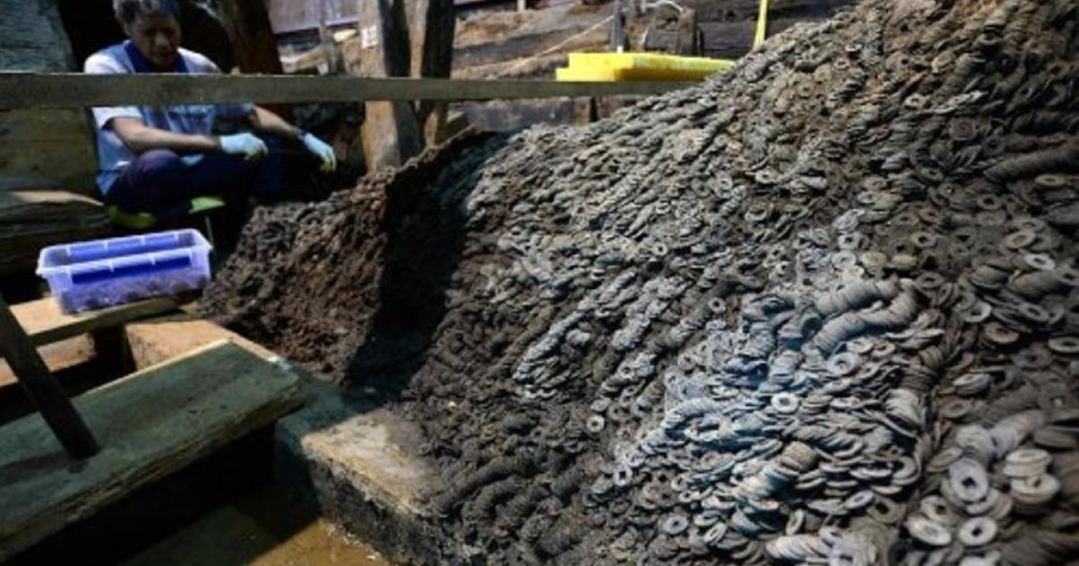 Archaeologists found 10 tons of bronze coins in and around the tomb of a dethroned Chinese emperor of the first century BC.