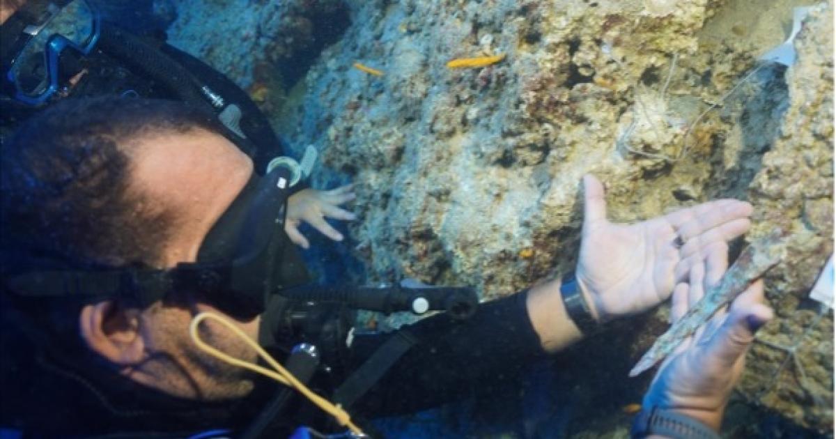 Hakan Öni releasing the Bronze dagger from the seabed. 