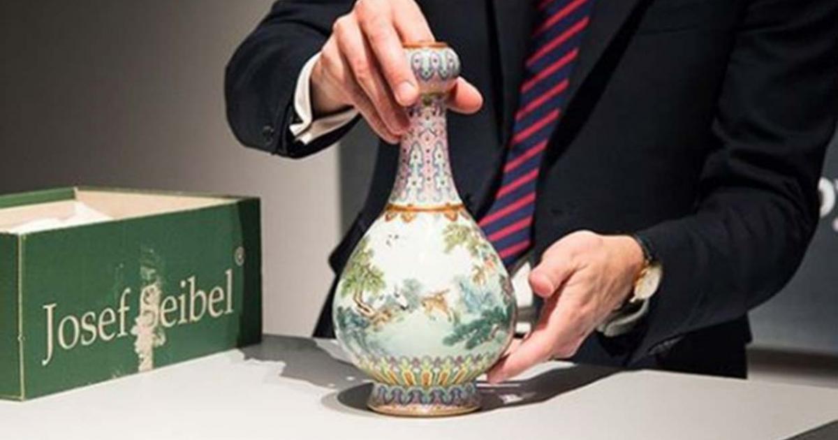 The Qing dynasty period porcelain vase 