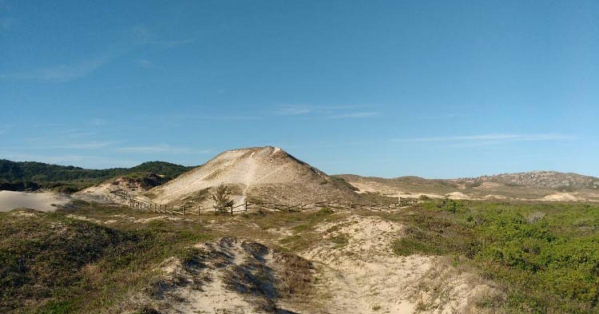 : A sambaqui on the coast of Santa Catarina: these mounds of shellfish debris, bones and other remains were burial sites.	Source: Jéssica M. Cardoso/Plos ONE