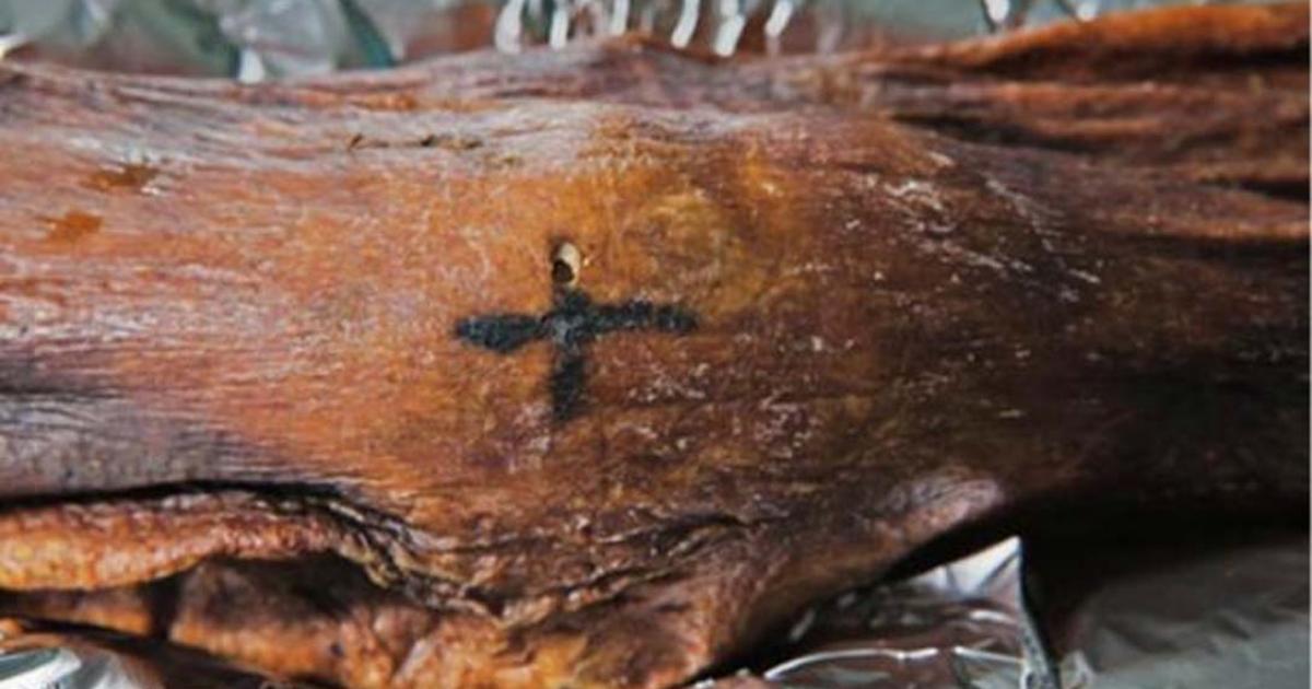 A cross-shaped tattoo on Ötzi's knee.
