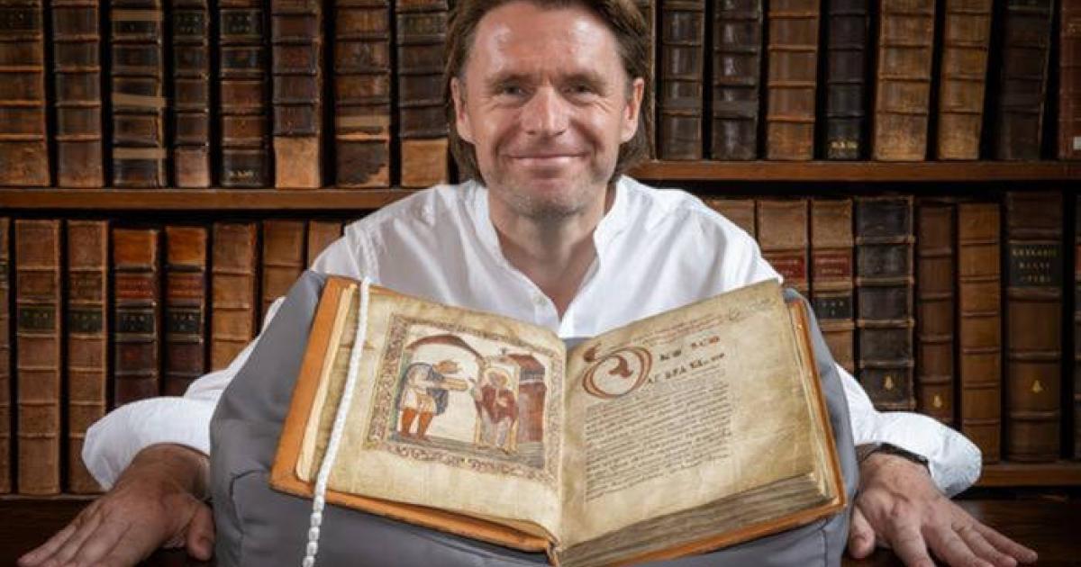 Professor David Woodman with the portrait of Æthelstan at The Parker Library, Corpus Christi College, Cambridge