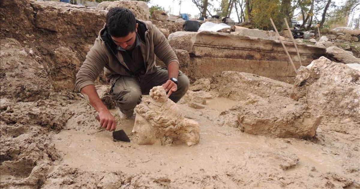 An archaeologist unearths the statue head of the goddess Aphrodite in the ancient city of Aizanoi in Turkey. Source: Anadolu Agency