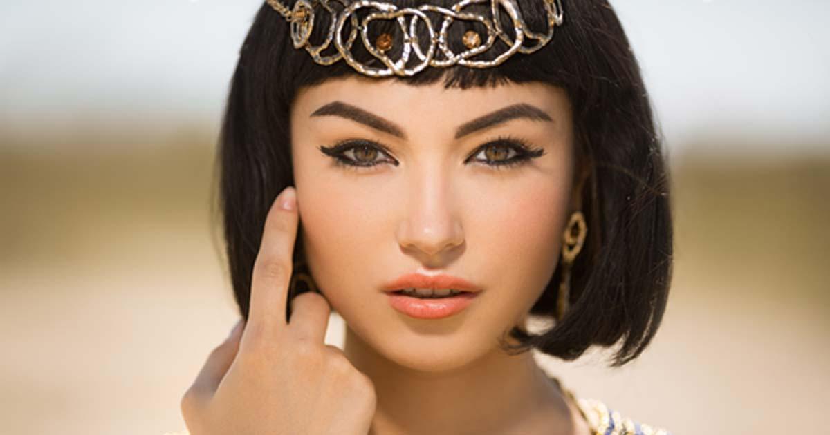 Beautiful woman with fashion make-up and hairstyle like Egyptian queen Cleopatra (EmotionPhoto / Adobe Stock)