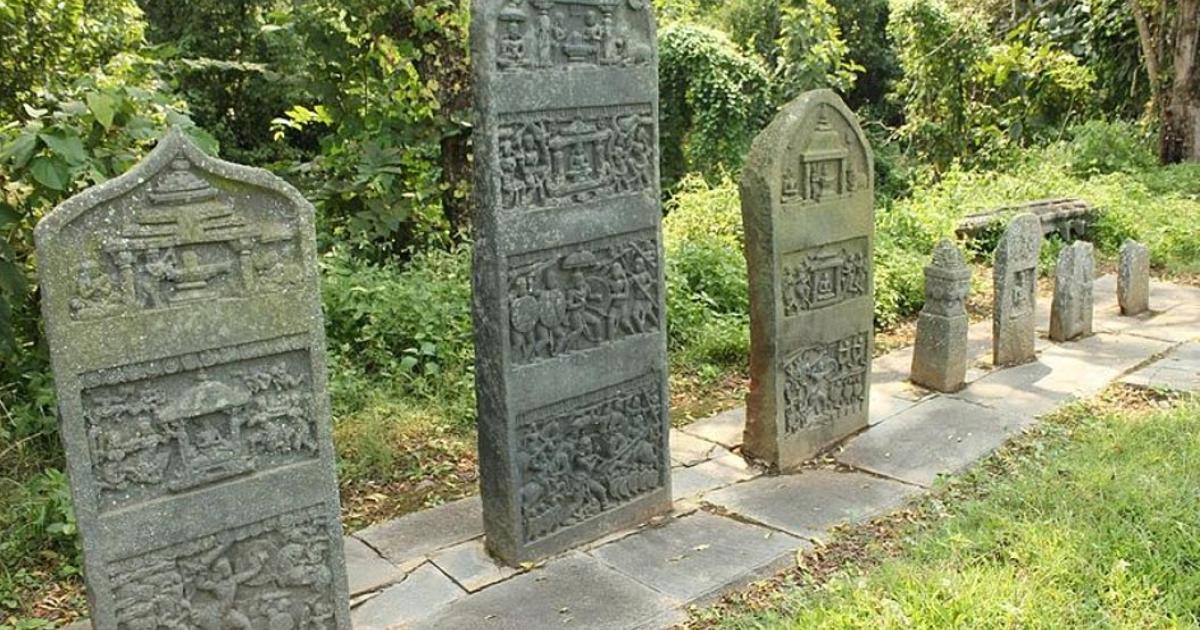 A line of Hero stones from 10th century at Trimurthi Narayana Gudi, Bandalike village, Karnataka state, India. 
