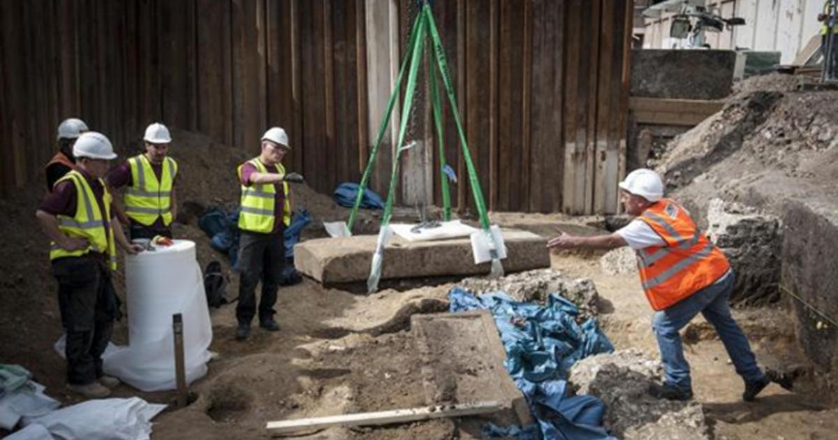 Removing the lid of Roman sarcophagus found in Borough Market, London