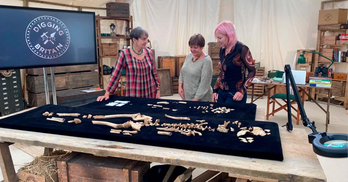 Prof Alice Roberts with Jacqueline Mckinley and Ceri Boston from Wessex Archaeology with human remains from the Anglo-Saxon cemetery, Lincolnshire.	Source: © Wessex Archaeology