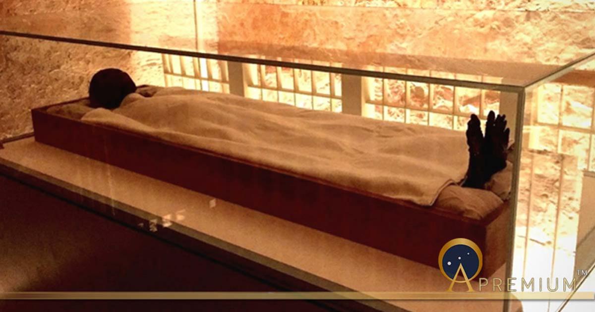 Of all the pharaohs of ancient Egypt who yearned to rest for an eternity in their sepulchers in the Valley of the Kings, only Tutankhamun has had his wish fulfilled. Here, his mortal remains rest within a climate-controlled glass case in the Antechamber. 