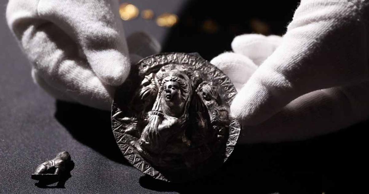 A silver medallion was discovered in the grave of an Aphrodite priestess, showing the goddess and signs of the zodiac, minus Aquarius and Libra. Source: Vitaly Timkiv/Oleg Deripaska's Volnoe Delo