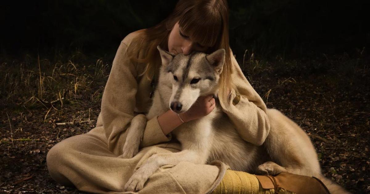 Woman with arctic dog. Source: Demian / Adobe Stock