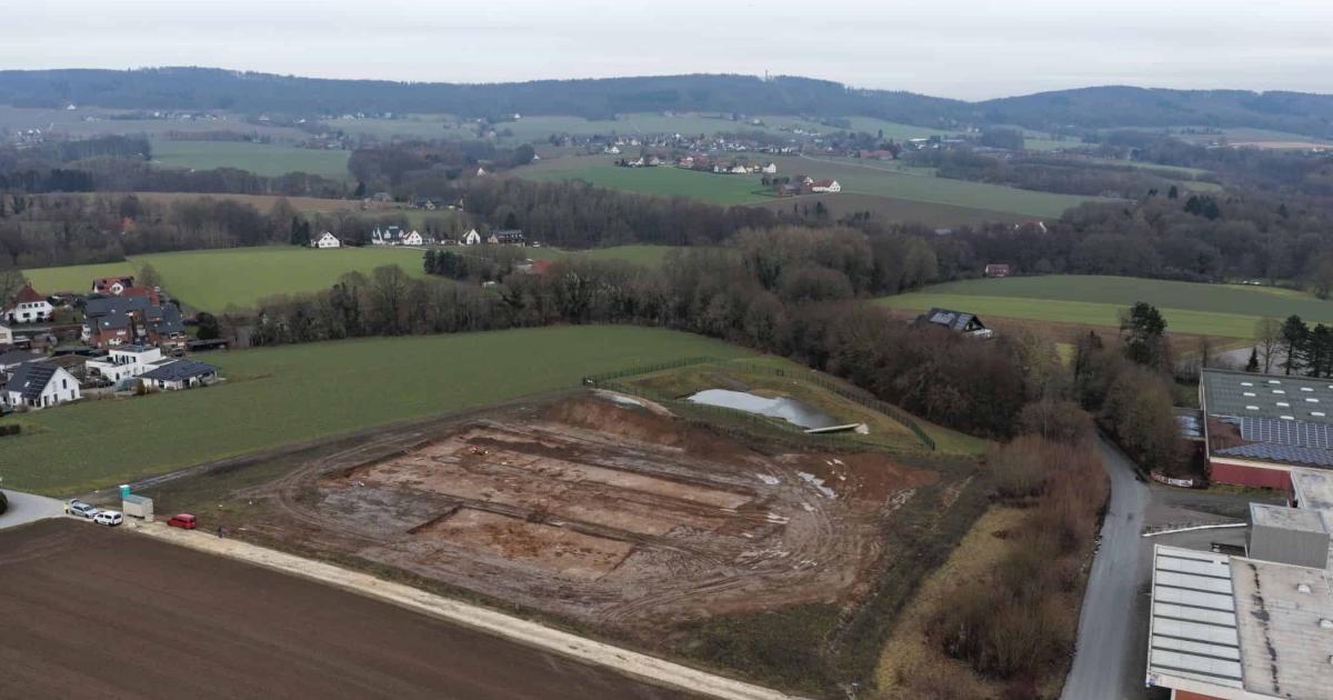 Aerial view of the excavation site for the new fire station on Lohagenweg in Hüllhorst. The line of trees marks the course of the spring stream that once provided the foundation for the original farmstead.  Photo: LWL-AfW / A. Koch