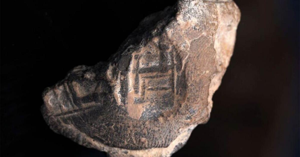 Stamp seal found in the excavation of a parking lot in Jerusalem depicts a person believed to be a king sitting on a chair, with columns which probably represent the Babylonian gods Nabu and Marduk. The finds may provide clues as to the resettlement of the city by the Jews after the Babylonian Exile. Source: (Shai Halevy / Israel Antiquities Authority)