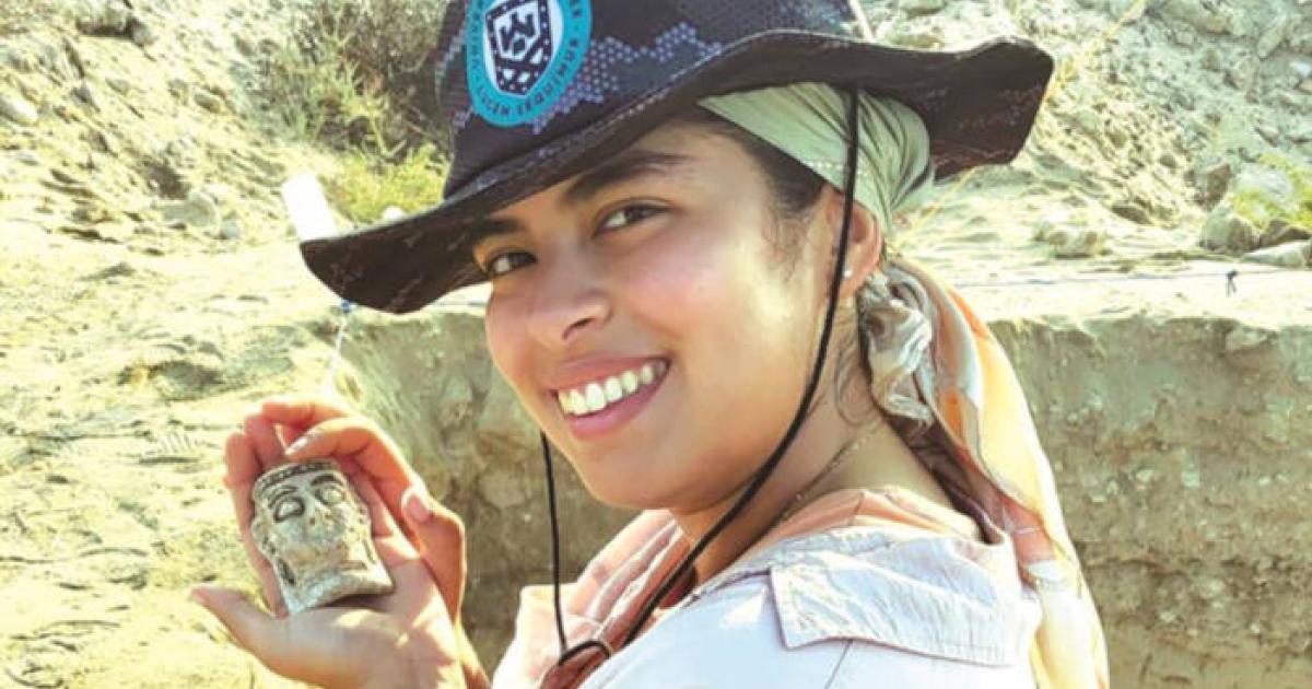 Researcher holding the faience mask found in Bahrain