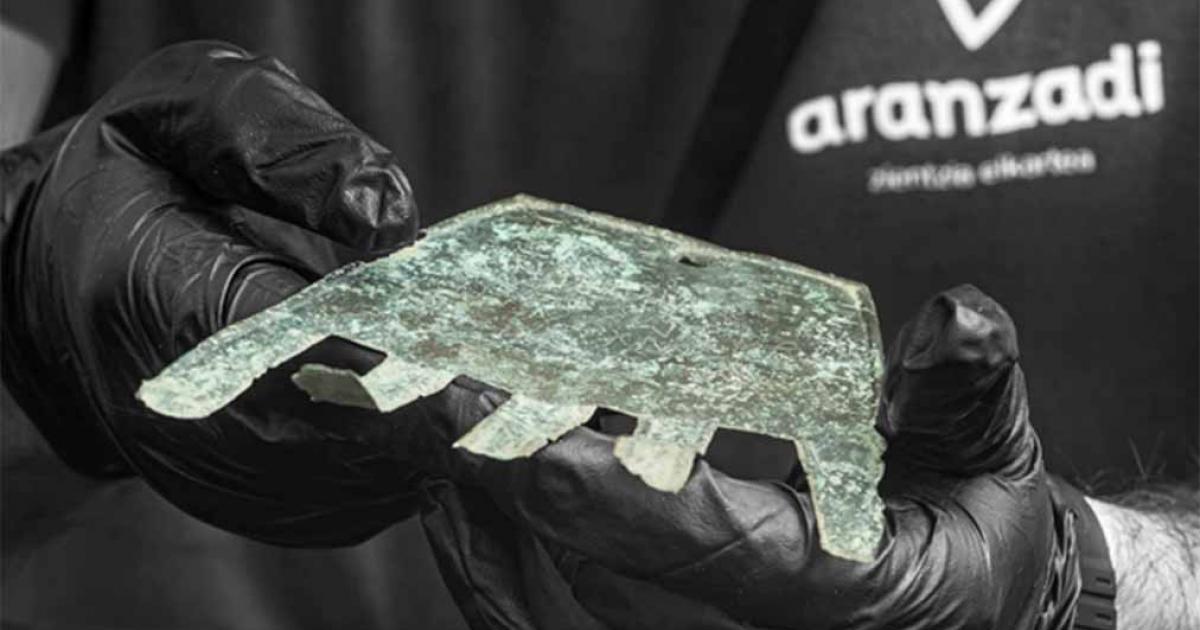 Hand of Irulegi with engraving of early Basque language.      Source: Sociedad de Ciencias Aranzadi