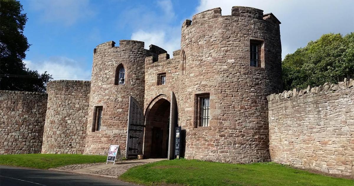 Beeston Castle entrance       Source: Dunja / Adobe Stock