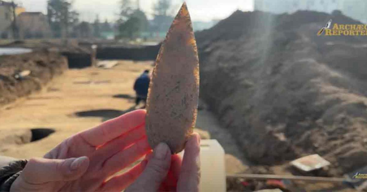 Flint dagger found at the Bigarello Copper Age necropolis site in Lombardy, Italy	Source: YouTube Screenshot/ArchaeoReporter