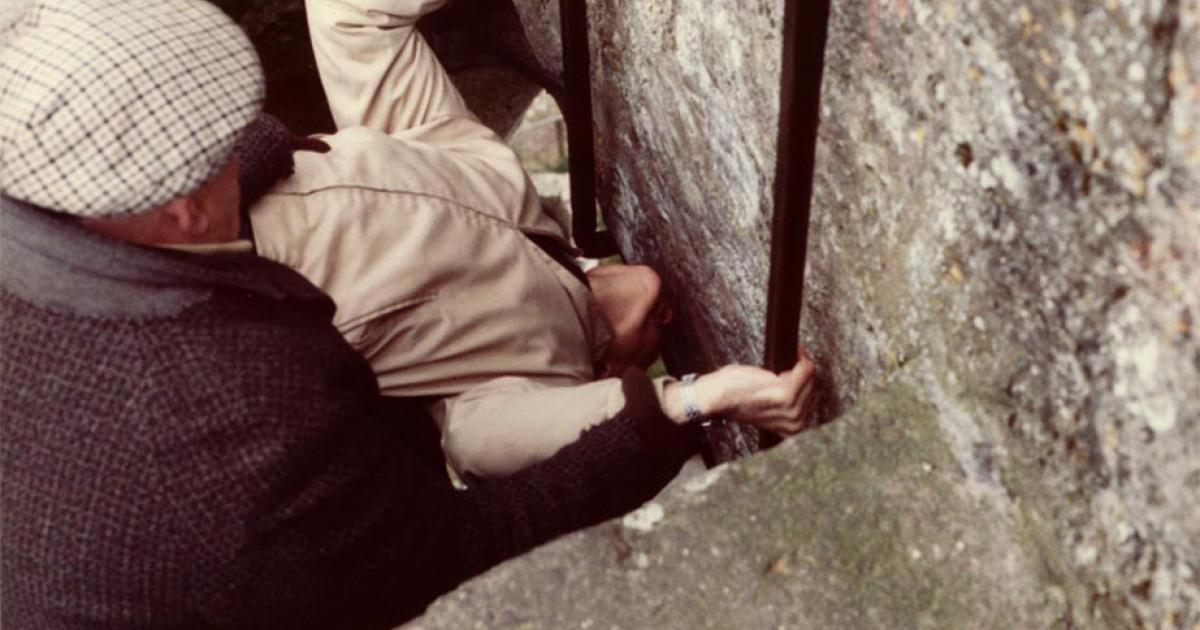 Man kissing the Blarney Stone. Source: Steve Bowbrick/CC BY NC SA 2.0