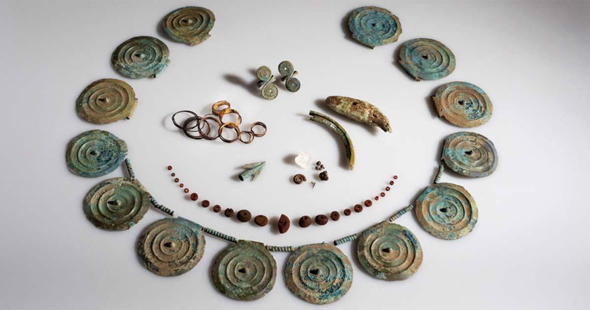 Bronze Age jewelry found in Swiss carrot field. Comprising of a necklace adorned with spiked discs, an amber necklace, finger rings, gold spirals, and distinctive discoveries like a bear tooth and an ammonite. Source: Canton of Thurgau