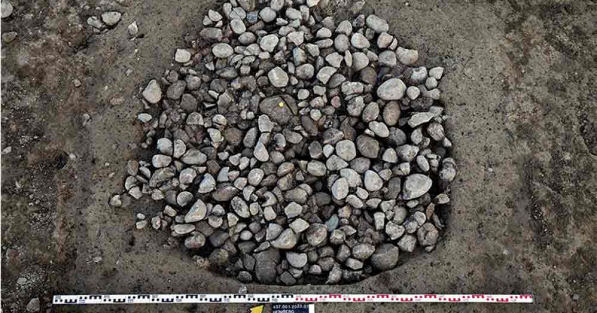 A pit filled with heat stones from the rescue excavation in Heimberg. Source: Archaeological Service of the Canton of Bern / Guy Jaquenod