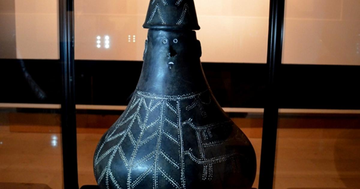 Peeking Behind the Veil: Unique and Decorative Burial Urns with Faces in the Pomeranian Culture 