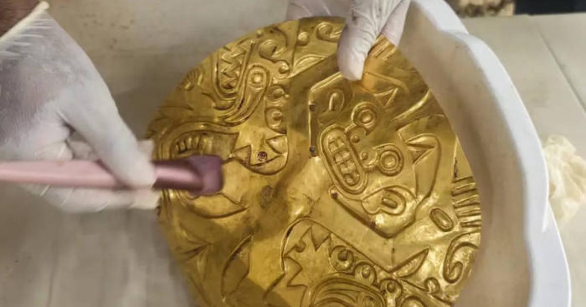 Gold artifacts and the remains of the principal individual in Tomb 3 at El Caño 