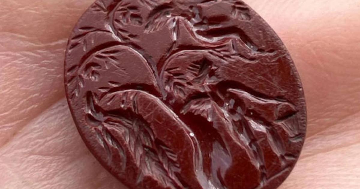 Carved gem with a rare dual cupid scene.